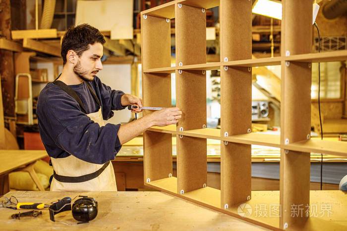 家具制造商测量手工木架子